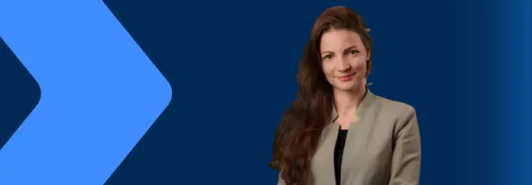 Iulia dragus smiling in a blue background